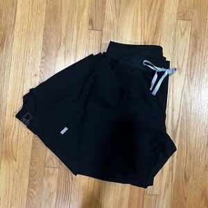 Black Figs Scrub Set